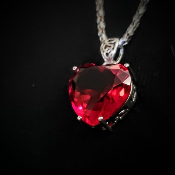 Stunning Ruby Red Glass Heart On 925 Marked Basket Setting - Picture 12 of 14